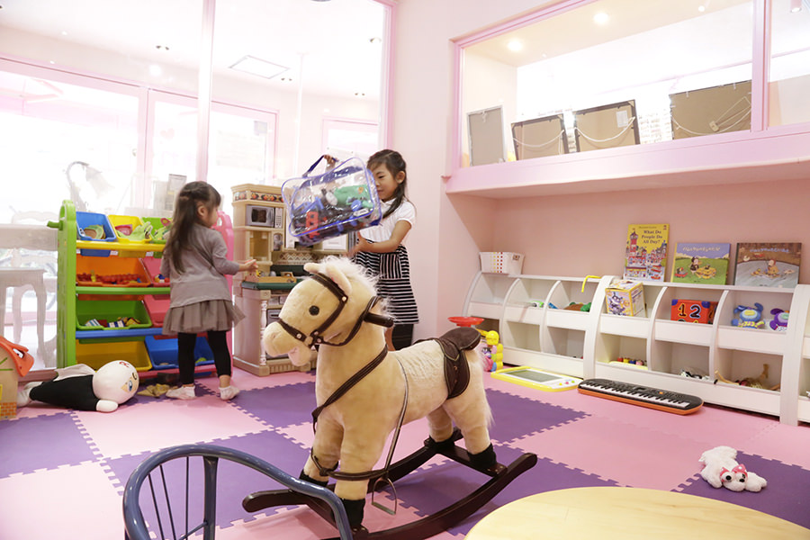 アイラッシュ＆ネイルサロン[Sweet Breeze]は、お母様がお子様連れでご来店頂けるよう、キッズルームを完備しております