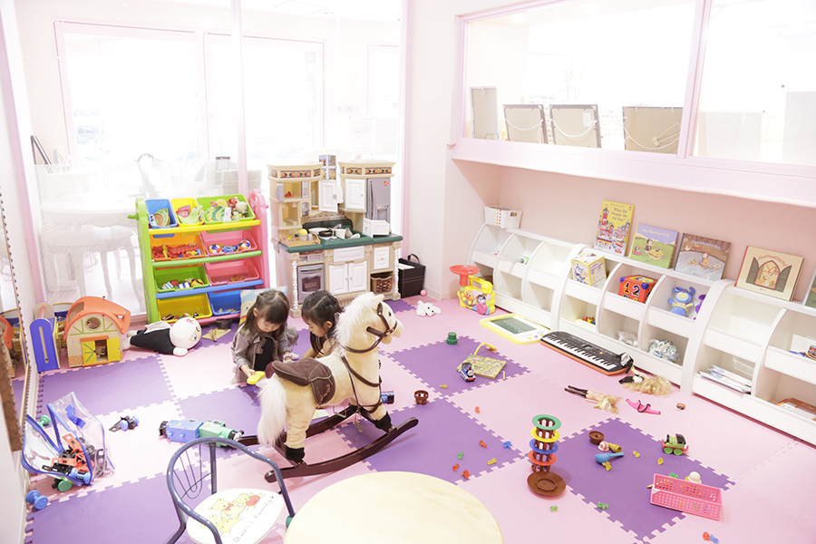 アイラッシュ＆ネイルサロン[Sweet Breeze]は、お母様がお子様連れでご来店頂けるよう、キッズルームを完備しております