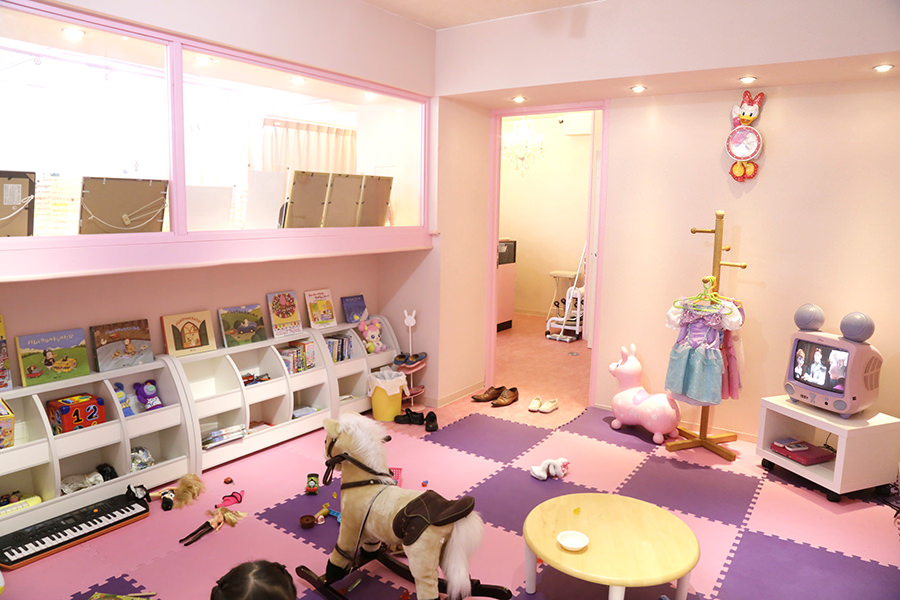 アイラッシュ＆ネイルサロン[Sweet Breeze]は、お母様がお子様連れでご来店頂けるよう、キッズルームを完備しております